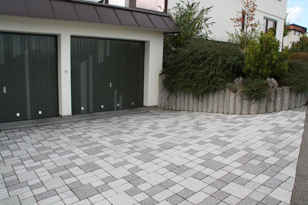 Garagenzufahrt & Hauszugang