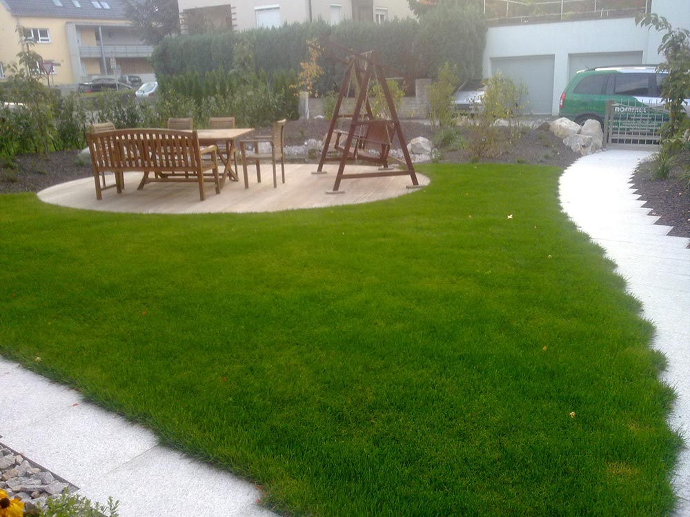 Gartenanlage mit Holzdeck und Teich