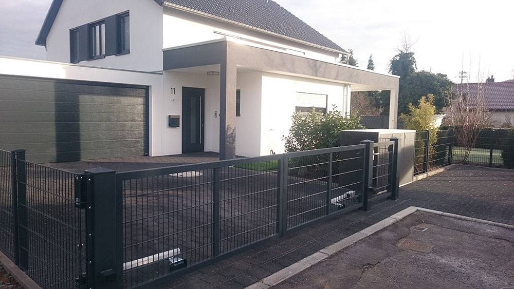 Moderne Außenanlage eines Neubaus